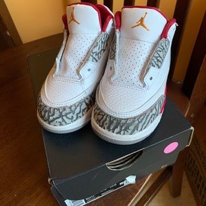 Gently worn Jordan 3 retro size 9c no strings included